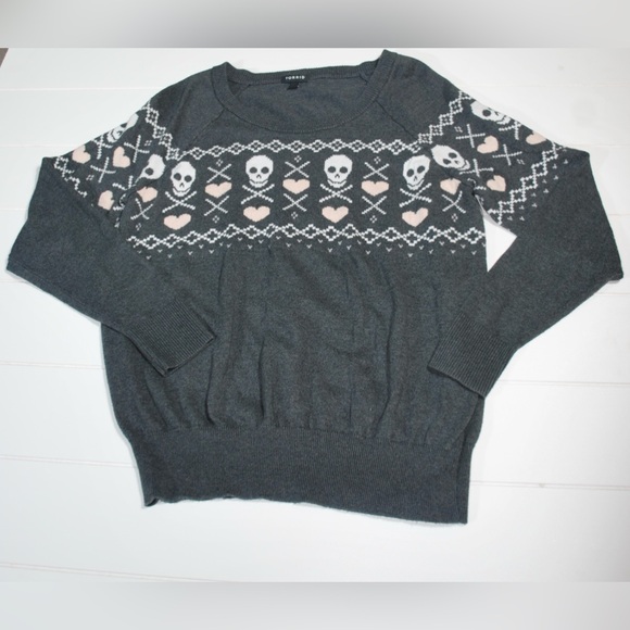 Cute! Torrid Skull and Hearts Gray Sweater - Picture 5 of 11